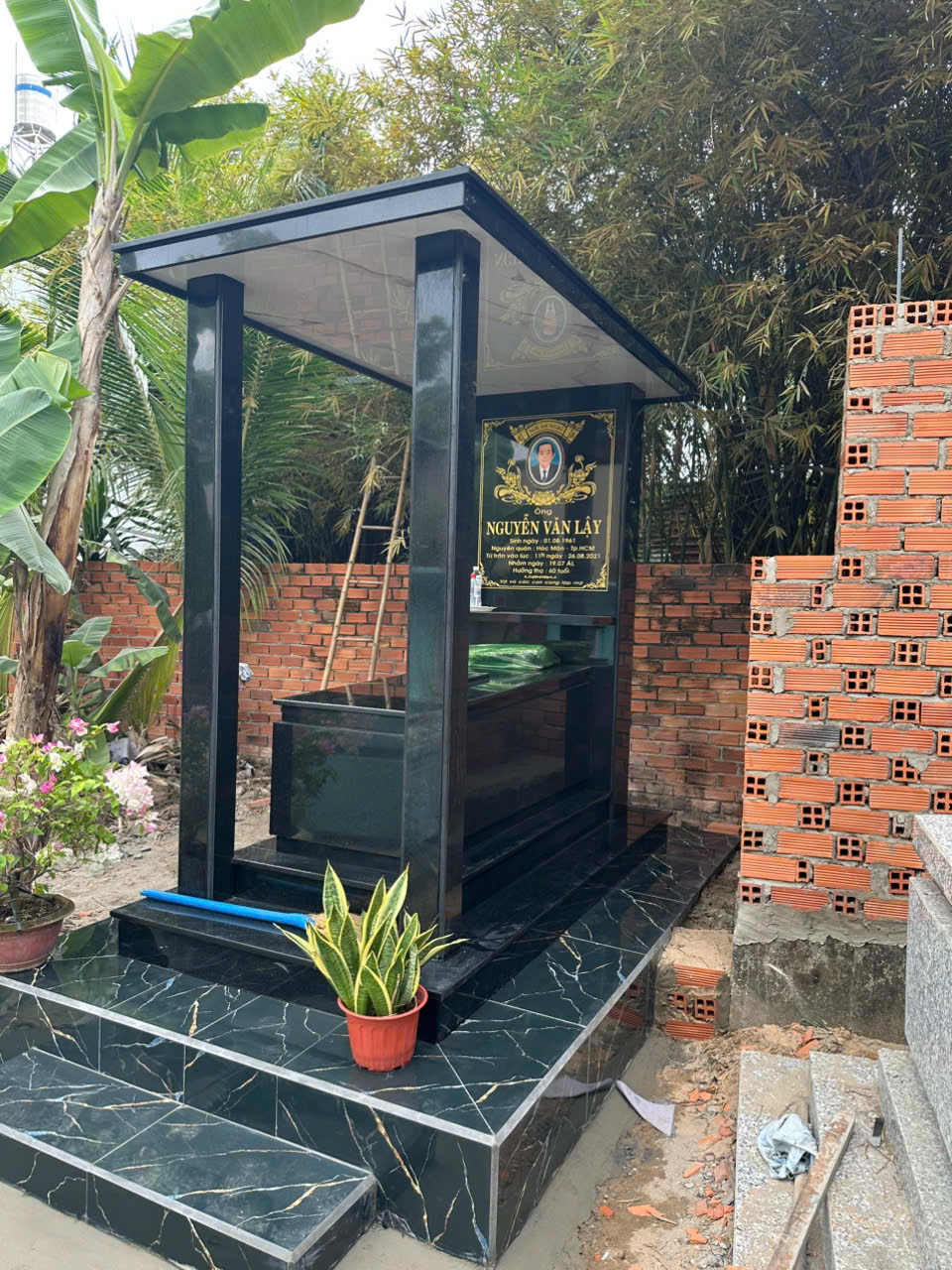 Mẫu Mộ Đá Granite Xanh Nguyên Khối Đẹp – Sang Trọng, Bền Vững Theo Thời Gian