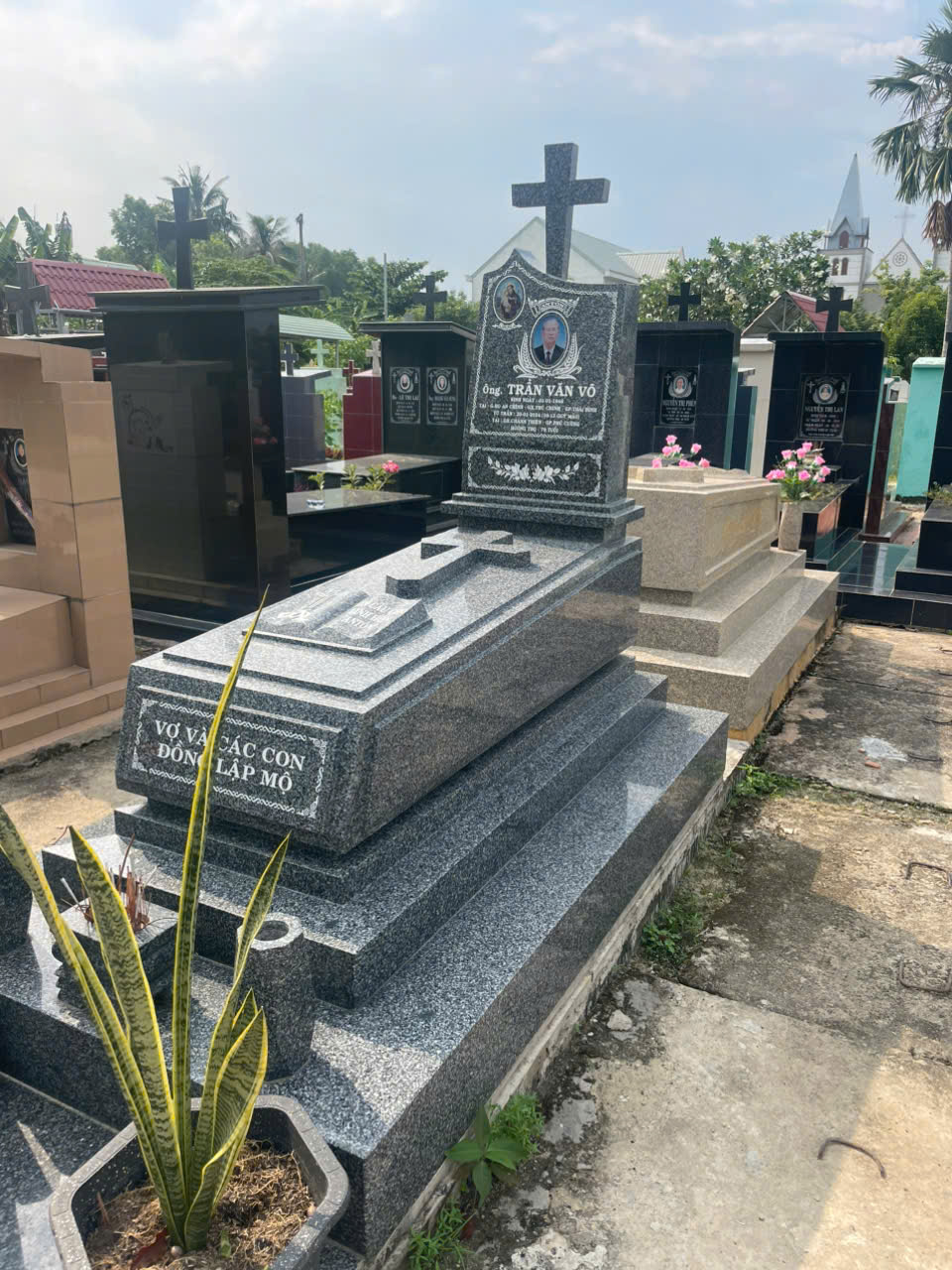 Mộ Đá Granite Nguyên Khối, Giải Pháp Bền Vững, Sang Trọng Cho Công Trình Tâm Linh