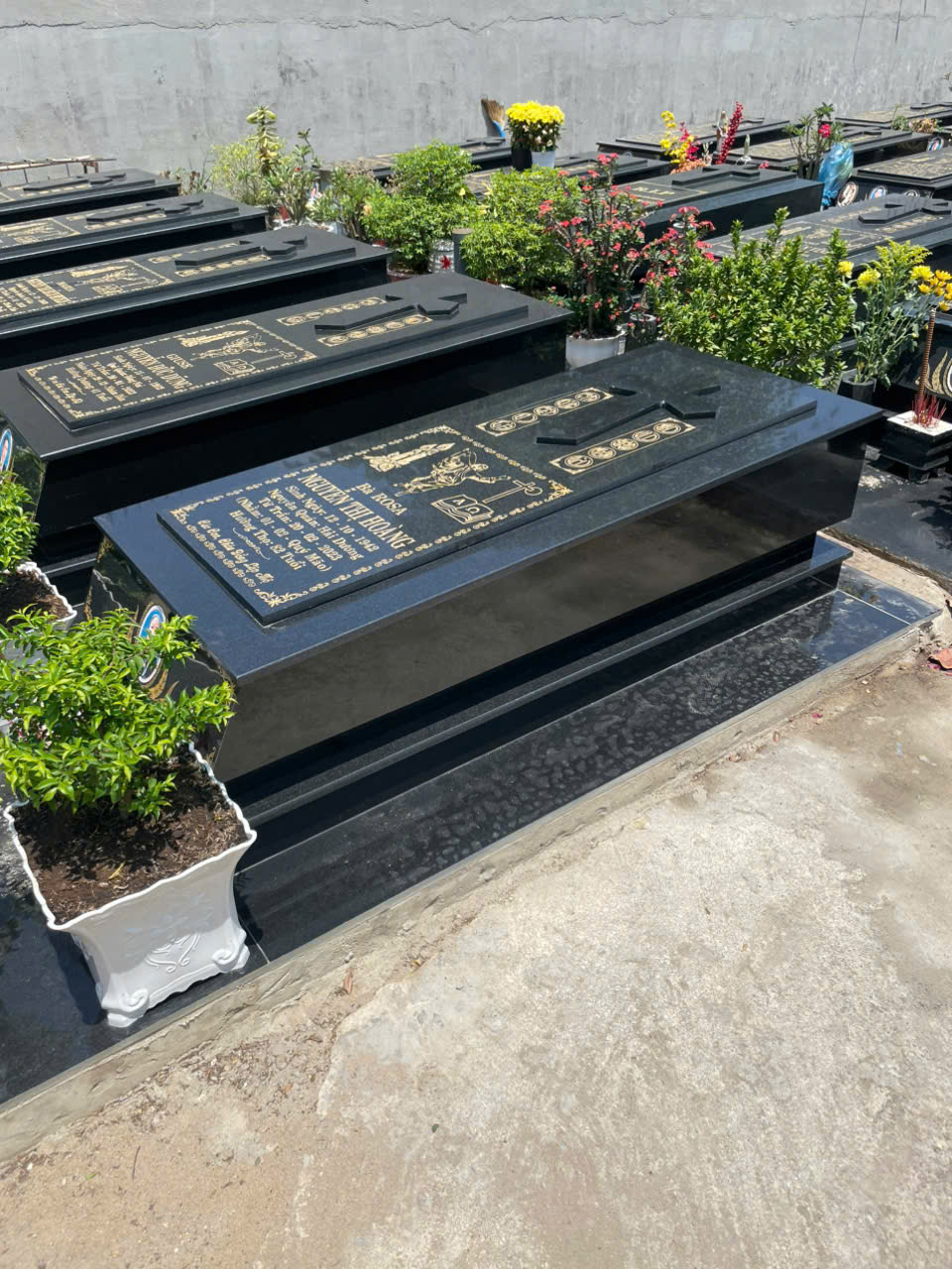 Mộ Đá Hoa Cương Giá Bao Nhiêu? Báo Giá Mới Nhất 2026 & Các Yếu Tố Ảnh Hưởng